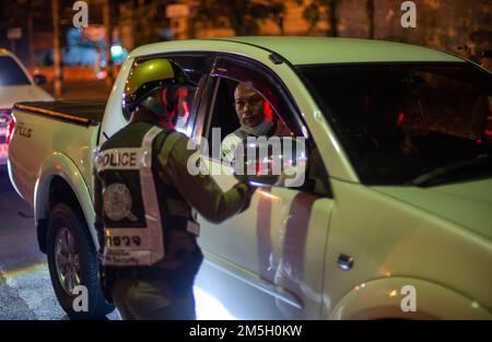 Ein thailändischer Polizist führt einen Fahrer durch einen Alkoholtest mit einem Atemgerät am Check Point in Chiang Mai. Das Zentrum für Prävention und Reduzierung von Straßenverkehrsunfällen wurde während des Neujahrsfestivals 2023 eingerichtet, dem 7-tägigen intensiven Kontrollzeitraum vom 29. Dezember 2022 bis 4. Januar 2023. Mehr als 50.000 Polizeibeamte sollen Kontrollpunkte einrichten, um die Verkehrsgesetze zu vereinfachen und die Sicherheit der Menschen zu gewährleisten. Sie werden während des gesamten Festivals ohne Urlaub arbeiten und sich gemäß der Regierungspolitik auf 4 Gebühren konzentrieren: Fahren unter Alkoholeinfluss, Fahren zu schnell und nicht tragen Stockfoto