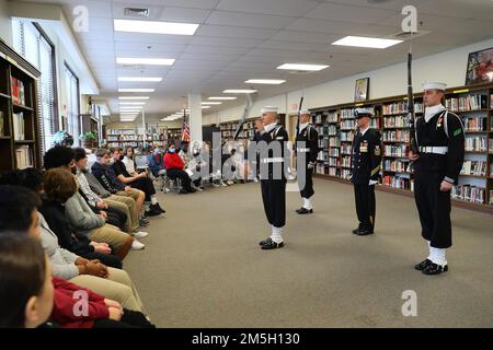 Mitglieder der USA Navy Ceremonial Guard tritt während eines Besuchs der Savannah Navy Week am 16. März 2022 für Studenten der Savannah Art Academy auf. Die Navy Week ist eine jährliche Reihe von Veranstaltungen, die das ganze Jahr über in verschiedenen US-amerikanischen Städten stattfinden, in denen die Marine nicht präsent ist. Sie bietet den Bürgern die Möglichkeit, mit Seeleuten zu interagieren und mehr über die Navy und ihre Fähigkeiten zu erfahren. FLOAT ist eine Delegation von handverlesenen Seeleuten, die mit der Gemeinschaft interagieren, indem sie ihre Erfahrungen und Geschichten teilen, um den Bürgern zu helfen, die Marine und ihre Rolle in der nationalen Sicherheit besser zu verstehen. Während ihrer Mission in Savanna Stockfoto