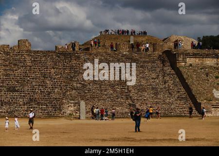 Nicht exklusiv: 27. Dezember 2022, Oaxaca de Juarez, Mexiko: Touristen genießen ihren Urlaub in der archäologischen Zone Monte Alban, 8 km f Stockfoto