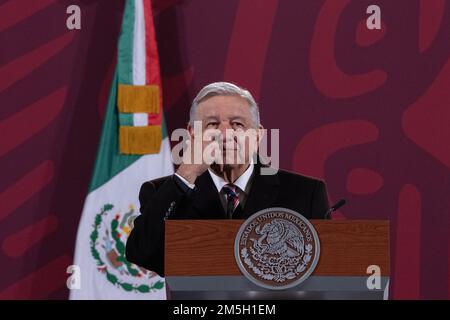 Nicht Exklusiv: 28. Dezember 2022. Mexiko-Stadt, Mexiko: Heute Morgen hat der mexikanische Präsident Andres Manuel Lopez Obrador während seines Penultimats gestikuliert Stockfoto