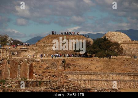 Nicht exklusiv: 27. Dezember 2022, Oaxaca de Juarez, Mexiko: Touristen genießen ihren Urlaub in der archäologischen Zone Monte Alban, 8 km f Stockfoto