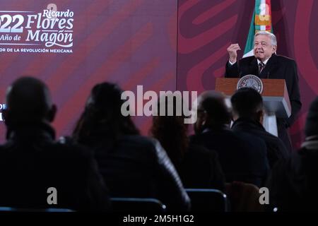 Nicht Exklusiv: 28. Dezember 2022. Mexiko-Stadt, Mexiko: Heute Morgen hat der mexikanische Präsident Andres Manuel Lopez Obrador während seines Penultimats gestikuliert Stockfoto