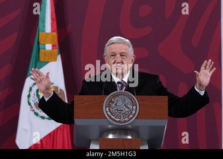 Nicht Exklusiv: 28. Dezember 2022. Mexiko-Stadt, Mexiko: Heute Morgen hat der mexikanische Präsident Andres Manuel Lopez Obrador während seines Penultimats gestikuliert Stockfoto