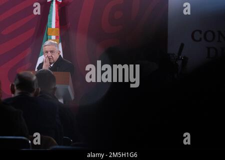 Nicht Exklusiv: 28. Dezember 2022. Mexiko-Stadt, Mexiko: Heute Morgen hat der mexikanische Präsident Andres Manuel Lopez Obrador während seines Penultimats gestikuliert Stockfoto