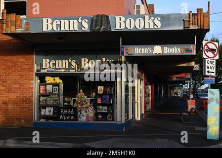 Benn's Books Store mit markanten Schildern zum Thema Bücher, die viele Titel in seinem Schaufenster ausstellen Stockfoto