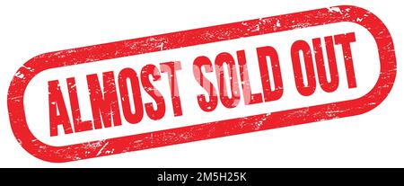 FAST AUSVERKAUFT, Text auf rotem rechteckigem Stempelschild. Stockfoto