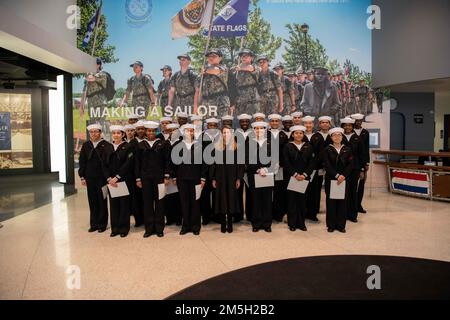 Der ehrenwerte Richter Heather McShain, Richter in den USA District Court for the Northern District of Illinois posiert für ein Foto mit Rekruten nach einer Einbürgerungszeremonie im USS Yorktown Visitor's Center am Recruit Training Command (RTC). RTC veranstaltete die Zeremonie zum ersten Mal seit 2017, in der 25 Rekruten aus 17 Ländern den Naturalisierungs-Eid der Allegianz gegenüber den Vereinigten Staaten von Amerika vorbrachten und offiziell US-Bürger wurden. Mehr als 40.000 Rekruten trainieren jährlich im einzigen Boot-Camp der Navy. Stockfoto