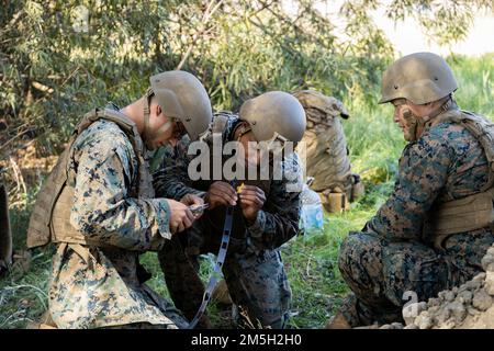 USA Marines mit dem 1. Aufklärungsbataillon, 1. Marine Division (MARDIV), richteten die Kommunikation während des MARDIV Communications Company Wettbewerbs 1. im Marine Corps Base Camp Pendleton, Kalifornien, ein, 17. März 2022. Im Rahmen des Wettbewerbs wurden die technischen Kenntnisse der Marines und die Anwendung von Kommunikationsausrüstung und -Prinzipien bewertet. Stockfoto