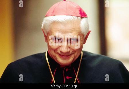 Photo Repertory, Italien. 15. Januar 2023. KARDINAL JOSEPH RATZINGER, PAPST BENEDICT XVI (ROM - 2000-11-02, Pizzoli Alberto/GIACOMINOFOTO) das Foto kann im Kontext, in dem es aufgenommen wurde, und ohne die diffamierende Absicht des Dekorums der repräsentierten Redakteure verwendet werden Kredit: Unabhängige Fotoagentur/Alamy Live News Stockfoto