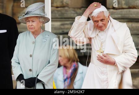 Photo Repertory, Italien. 15. Januar 2023. BESUCH VON PAPST BENEDICT XVI. IM VEREINIGTEN KÖNIGREICH. ABGEBILDET MIT KÖNIGIN ELIZABETH II IN EDINBURGH Königin Elizabeth II trifft Papst Benedikt XVI. Am ersten Tag seines viertägigen Besuchs in Großbritannien im Palace of Holyroodhouse in Edinburgh. (Edinburgh - 2010-09-16, Photoshot/Photoshot) ps das Foto kann in Bezug auf den Kontext verwendet werden, in dem es aufgenommen wurde, und ohne diffamierende Absichten des Anstands der repräsentierten Redaktion. Kredit: Independent Photo Agency/Alamy Live News Stockfoto