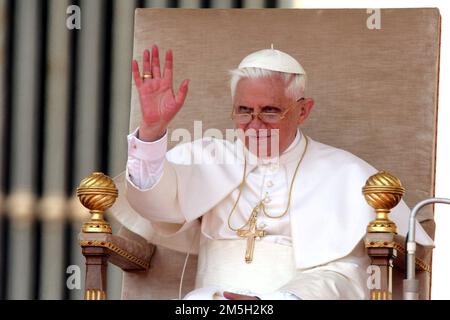 Photo Repertory, Italien. 15. Januar 2023. VATIKANSTADT AUF dem PETERSPLATZ ALLGEMEINES PUBLIKUM SEINER HEILIGKEIT JOSEPH RATZINGER PAPST BENEDICT XVI (VATIKANSTADT - 2005-05-04, Cristian Gennari) das Foto kann in Bezug auf den Kontext verwendet werden, in dem es aufgenommen wurde, Und ohne diffamierende Absicht des Anstands der Personen repräsentierte redaktionelle Verwendung nur Kredit: Unabhängige Fotoagentur/Alamy Live News Stockfoto