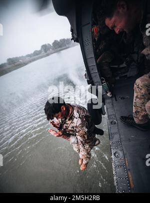 USA Armeesoldaten, der 1. Special Forces Group (Airborne) zugewiesen, springen aus einem UH-60 Blackhawk Helikopter als Teil der heli-Cast-Ausbildung während Hanuman Guardian 2022 in Lopburi, Königreich Thailand, 18. März 2022. Das HG 22 bietet den Vereinigten Staaten und der RTA die Möglichkeit, die Interoperabilität zu verbessern und die Partnerkapazitäten bei der Planung und Durchführung komplexer und realistischer Operationen der multinationalen Truppe und der kombinierten Task Force zu erhöhen. Stockfoto