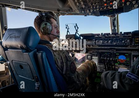 USA Air Force Captain Chris Rolon, 8. Airlift Squadron Pilot, fliegt eine C-17 Globemaster III von Joint Base Lewis-McChord, Washington, zur Joint Base Emendorf-Ridchardson, Alaska, am 17. März 2022, als Teil der Übung Rainer war 22A. Rainier war ist eine halbjährliche, große Bereitschaftsübung unter der Leitung des 62. Airlift Wing. Es soll Flugbesatzungen nach realistischen Szenarien Schulen, die ein vollständiges Spektrum an Einsatzbereitschaft gegen moderne Bedrohungen unterstützen und den heutigen Notfallbetrieb nachbilden. Stockfoto