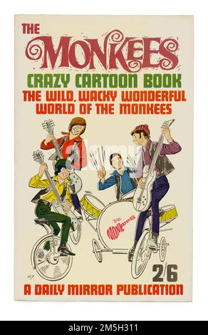 Ein Comic-Taschenbuch, „The Monkees Crazy Cartoon Book“ für die amerikanische Popgruppe The Monkees. Es wurde 1967 von der britischen Zeitung The Daily Mirror veröffentlicht. Nach dem massiven Erfolg der Beatles in Amerika wurden die Monkees in Los Angeles versammelt, um die Rolle einer Popgruppe in einer TV-Serie zu spielen. Die Serie lief von 1966 bis 1968 auf NBC und die Monkees waren ein sofortiger Erfolg mit Hit-Platten, Touren und einem Film. Mitglieder der Band waren Davy Jones, Mickey Dolenz, Peter Tork und Michael Nesmith – klassische 1960er-Grafiken für redaktionelle Zwecke. Stockfoto