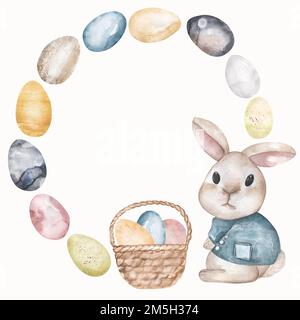 Osterrahmen mit bunt dekorierten ostereiern und Häschen mit Korb. Handbemalte Aquarell-Illustration Stockfoto