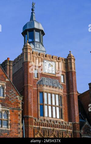 Brighton College Glockenturm und Sonnenuhr in Eastern Road Brighton , Sussex , England Vereinigtes Königreich - Stockfoto