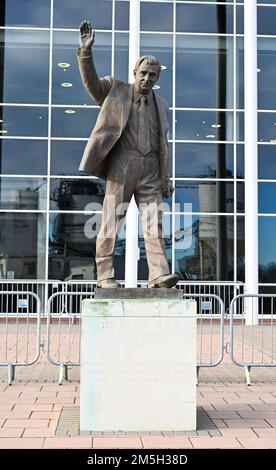 Ted Bates Statue am Eingang zum Southampton Football Club St Mary;'s Stadium Hampshire, England, Großbritannien Stockfoto