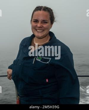 EAST CHINA SEA (17. März 2022) Logistics Specialist Seaman Bayilee Mahon aus San Diego posiert für ein Foto an Bord der USS Ralph Johnson (DDG 114). USS Ralph Johnson ist der Task Force 71/DESRON 15, der größten nach vorn eingesetzten DESRON der Marine, und der Hauptstreitkraft der US-amerikanischen 7.-Flotte zugewiesen. Stockfoto