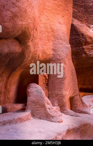 Petra, Jordan Antique man und Kamelskulpturen, die in die Sandsteinwand des Siq Passage in den Mauern der antiken Stadt von berühmtem historischem und Archäolo geschnitzt wurden Stockfoto