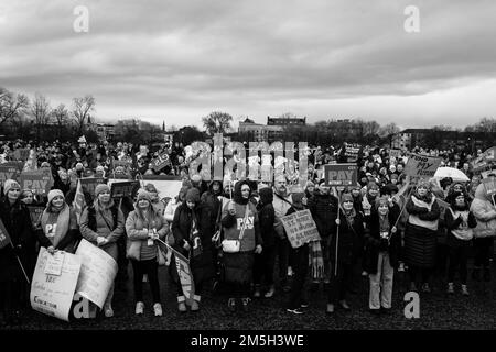 Rallye des Education Institute of Scotland in Glasgow Green nach einer morgendlichen Streikpostenaktion an Schulen im ganzen Land Stockfoto