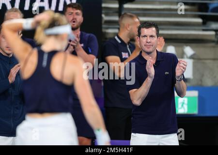 Sydney, Australien. 29. Dezember 2022. Tim Henman, Hauptmann der britischen Mannschaft, begrüßt Katie Swan von Großbritannien beim United Cup im Sydney Olympic Park Tennis Centre, Sydney, Australien, gegen Zoe Hive aus Australien am 29. Dezember 2022. Foto von Peter Dovgan. Nur redaktionelle Verwendung, Lizenz für kommerzielle Verwendung erforderlich. Keine Verwendung bei Wetten, Spielen oder Veröffentlichungen von Clubs/Ligen/Spielern. Kredit: UK Sports Pics Ltd/Alamy Live News Stockfoto