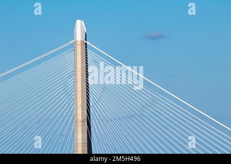 Yavuz Sultan Selim Brückenpfeiler, ästhetische Brückenpfeiler oder Pier isoliert auf blauem Himmelshintergrund. Architektonisches Design. 322 Meter Turm. Stockfoto