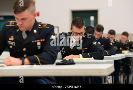 Soldaten der Oregons Army National Guard nehmen an Prüfungsausschüssen und Aufsätzen Teil, die während des 2022 Best Warrior Competition, März 17, im Camp Rilea bei Warrenton, Oregon, geschrieben werden. Während des Wettbewerbs werden die besten Soldaten und nicht kommissionierten Offiziere durch Vorstandsgespräche, körperliche Fitnesstests, schriftliche Prüfungen, Simulationen der städtischen Kriegsführung und andere wichtige Soldatenaufgaben, die für die Einsatzumgebung der Armee relevant sind, auf ihre Eignung getestet. (Foto der Air National Guard von John Hughel, Oregon Military Department) Stockfoto