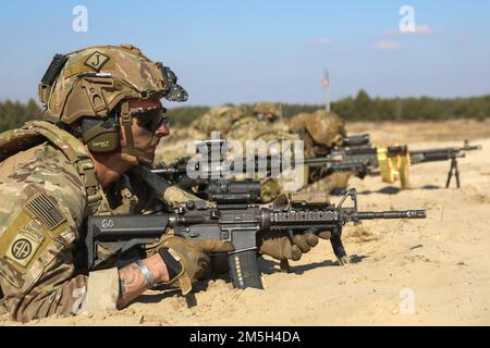 Fallschirmjäger mit 1. Bataillons, 505. Fallschirm-Infanterie-Regiment, 3. Brigaden-Kampfteam, 82. Luftwaffendivision bereiten sich darauf vor, mit ihren polnischen Bündnispartnern voranzukommen, die während einer kombinierten Feuerübung im Südosten Polens im März 17 der 19. Maschinisierten Brigade zugeteilt wurden. Das 3. Brigaden-Kampfteam, 82. Division, wird zur Unterstützung der USA eingesetzt Europäisches Kommando, um unsere NATO-Alliierten in der Region zu versichern und künftige Aggressionen abzuwehren. Stockfoto