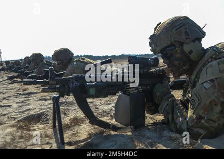 Ein Fallschirmjäger aus dem 1. Bataillon, dem 505. Fallschirm-Infanterie-Regiment, dem 3. Brigaden-Kampfteam, der 82. Luftwaffeneinheit bewacht sein M249. Trupp. Automatische Waffe, während er seinen Sektor während einer kombinierten Feuerübung im Südosten Polens scannt, März 17. Die Fallschirmjäger trainierten zusammen mit ihren Alliierten, die der polnischen 19. Brigade zugewiesen wurden, um unsere taktische Ausbildung zu verbessern und die Interoperabilität zu erhöhen. Das 3. Brigaden-Kampfteam, 82. Division, wird zur Unterstützung der USA eingesetzt Europäisches Kommando, um unsere NATO-Alliierten zu versichern und künftige Aggressionen abzuwehren. Stockfoto