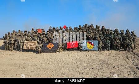 USA Fallschirmjäger des 1. Bataillons, des 505. Fallschirm-Infanterie-Regiments, des 3. Brigaden-Kampfteams, der 82. Luftwaffendivision und polnischer Soldaten der 18. Infanterie-Division und der 19. Mechanisierten Brigade, posieren für ein Gruppenfoto nach Abschluss einer kombinierten Feuerübung zwischen ihren Einheiten im Südosten Polens. März 17. Das 3. Brigaden-Kampfteam, 82. Division, wird derzeit zur Unterstützung der USA eingesetzt Europäisches Kommando, um unsere Alliierten zu versichern und künftige Aggressionen abzuwehren. Stockfoto
