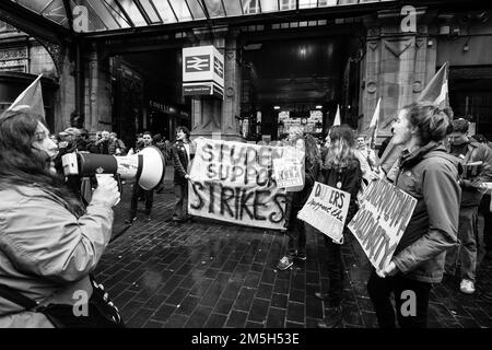 Bild einer Kundgebung der Lebenshaltungskosten in Glasgow nach CWU- und RMT-Streikposten Stockfoto