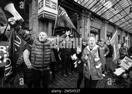 Bild einer Kundgebung der Lebenshaltungskosten in Glasgow nach CWU- und RMT-Streikposten Stockfoto