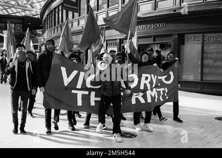Bild einer Kundgebung der Lebenshaltungskosten in Glasgow nach CWU- und RMT-Streikposten Stockfoto