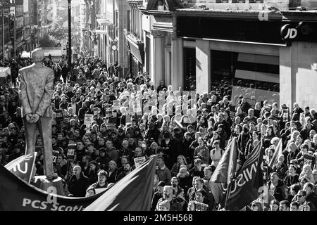 Bild einer Kundgebung der Lebenshaltungskosten in Glasgow nach CWU- und RMT-Streikposten Stockfoto