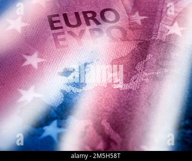 Brexit Konzept. Unfocused Euro bill Nahaufnahme Detail der Europa Karte mit Fokus auf Großbritannien. Britischen Farben Flagge Wirkung über Europa Karte. Stockfoto