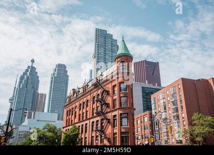 Toronto - Kanada - Ca. August 2019. Neue und alte Architektur in der Innenstadt von Toronto. Gooderham Building bekanntes Flatiron Building wurde 1892 fertiggestellt. Archit Stockfoto