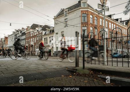 Amsterdam - Holland - Etwa November 2019. Typische Amsterdamer Straße mit Fahrradstau am Morgen. Stockfoto