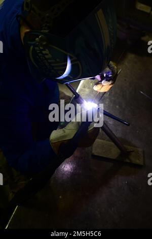 USA Air Force Airman 1. Class Patrik Beqiri, 461. Maintenance Squadron, Metallic Technology Shop, Practices using a Wolfram Inert Gas Welder am Robins Air Force Base, Georgia, 18. März 2022. Spezialisten für Flugzeugmetalltechnologie schweißen, fertigen und maßgeschneidert Metallkomponenten, die für das Funktionieren eines Flugzeugs entscheidend sind. Stockfoto