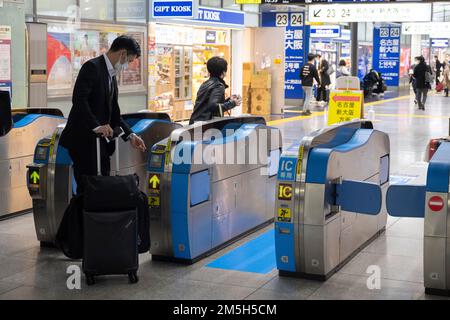 Tokio, Japan. 30. November 2022. Passagiere passieren die Shinkansen-Tore, die zwei Tickets für den allgemeinen und den Express-Tarif am Bahnhof Shinagawa benötigen. Ein großer Bahnhof, der den Süden Tokios mit den Shinkansen Limited Express-Schnellzügen verbindet. JR Ost und JR Central verkehren in ganz Japan und bieten direkte Verbindungen nach Nagoya, Osaka, Kyoto, Sendai, Kyushu Island und Hokkaido Island. Der Shinkansen-Hochgeschwindigkeitszug ist der sicherste Nahverkehr der Welt ohne einen einzigen operativen Todesfall, trotz Japans Neigung zu Erdbeben und Naturkatastrophen. T Stockfoto