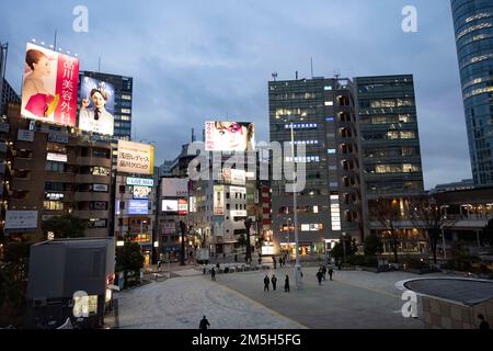 Tokio, Japan. 30. November 2022. Allgemeine Szenen des Bahnhofs Shinagawa, einem großen Bahnhof, der den Süden Tokios entlang der Shinkansen Limited Express-Schnellzüge mit Verbindungen nach JR East und JR Central in ganz Japan bedient. Mit Direktverbindungen nach Nagoya, Osaka, Kyoto, Sendai, Kyushu Island und Hokkaido Island. Der Shinkansen-Hochgeschwindigkeitszug ist der sicherste Nahverkehr der Welt ohne einen einzigen operativen Todesfall, trotz Japans Neigung zu Erdbeben und Naturkatastrophen. Das öffentliche Nahverkehrssystem der Hochgeschwindigkeitszüge ist bei Geschäftsreisenden und sehr beliebt Stockfoto