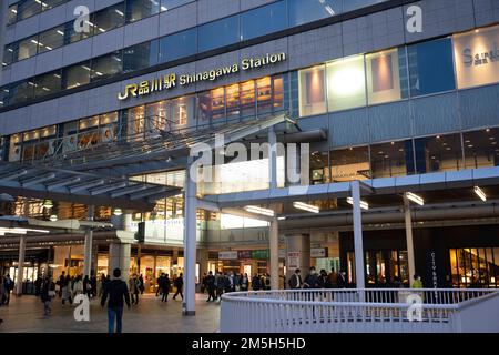 Tokio, Japan. 30. November 2022. Allgemeine Szenen des Bahnhofs Shinagawa, einem großen Bahnhof, der den Süden Tokios entlang der Shinkansen Limited Express-Schnellzüge mit Verbindungen nach JR East und JR Central in ganz Japan bedient. Mit Direktverbindungen nach Nagoya, Osaka, Kyoto, Sendai, Kyushu Island und Hokkaido Island. Der Shinkansen-Hochgeschwindigkeitszug ist der sicherste Nahverkehr der Welt ohne einen einzigen operativen Todesfall, trotz Japans Neigung zu Erdbeben und Naturkatastrophen. Das öffentliche Nahverkehrssystem der Hochgeschwindigkeitszüge ist bei Geschäftsreisenden und sehr beliebt Stockfoto