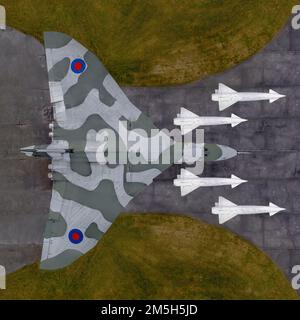 Avro Vulkanische Atombombenflugzeuge aus dem Kalten Krieg mit blauen Stahlbomben. Luftaufnahme des Bombers mit dem großen Delta-Flügel Stockfoto