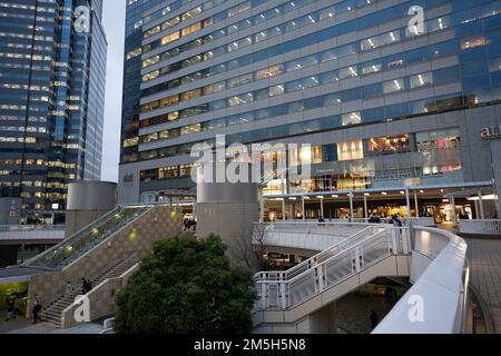 Tokio, Japan. 30. November 2022. Allgemeine Szenen des Bahnhofs Shinagawa, einem großen Bahnhof, der den Süden Tokios entlang der Shinkansen Limited Express-Schnellzüge mit Verbindungen nach JR East und JR Central in ganz Japan bedient. Mit Direktverbindungen nach Nagoya, Osaka, Kyoto, Sendai, Kyushu Island und Hokkaido Island. Der Shinkansen-Hochgeschwindigkeitszug ist der sicherste Nahverkehr der Welt ohne einen einzigen operativen Todesfall, trotz Japans Neigung zu Erdbeben und Naturkatastrophen. Das öffentliche Nahverkehrssystem der Hochgeschwindigkeitszüge ist bei Geschäftsreisenden und sehr beliebt Stockfoto