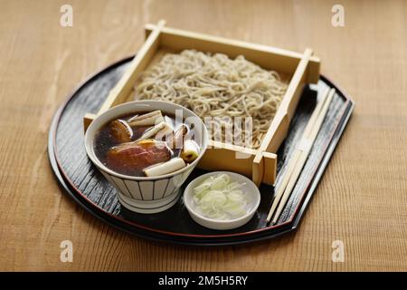 Kamo Seiro (gekühlte Soba-Nudeln mit gegrillter Entendippsauce), japanische Küche Stockfoto