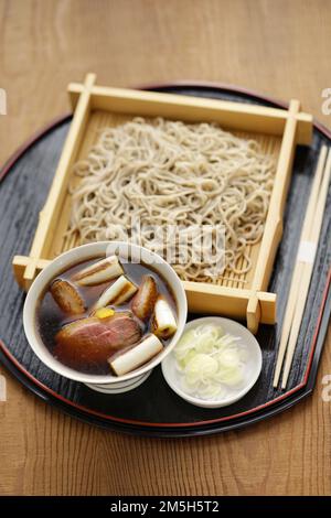 Kamo Seiro (gekühlte Soba-Nudeln mit gegrillter Entendippsauce), japanische Küche Stockfoto