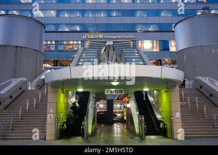 Tokio, Japan. 30. November 2022. Allgemeine Szenen des Bahnhofs Shinagawa, einem großen Bahnhof, der den Süden Tokios entlang der Shinkansen Limited Express-Schnellzüge mit Verbindungen nach JR East und JR Central in ganz Japan bedient. Mit Direktverbindungen nach Nagoya, Osaka, Kyoto, Sendai, Kyushu Island und Hokkaido Island. Der Shinkansen-Hochgeschwindigkeitszug ist der sicherste Nahverkehr der Welt ohne einen einzigen operativen Todesfall, trotz Japans Neigung zu Erdbeben und Naturkatastrophen. Das öffentliche Nahverkehrssystem der Hochgeschwindigkeitszüge ist bei Geschäftsreisenden und sehr beliebt Stockfoto