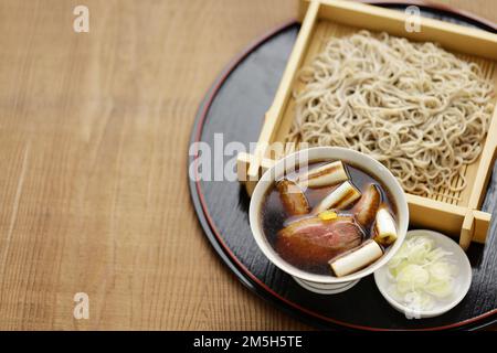 Kamo Seiro (gekühlte Soba-Nudeln mit gegrillter Entendippsauce), japanische Küche Stockfoto