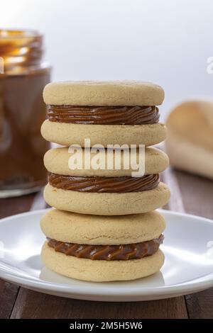 Argentinische Alfajores aus Maisstärke gefüllt mit Dulce de leche. Stockfoto