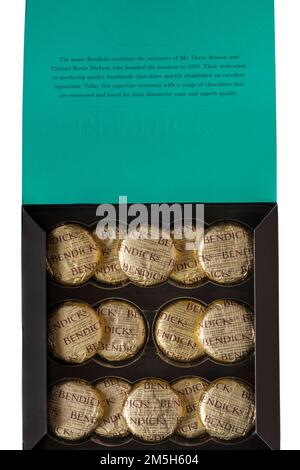 Die Schachtel Bendicks Mint Fondants wurde geöffnet, um den Inhalt auf weißem Hintergrund zu zeigen – Pfefferminzcreme mit dunkler Schokolade Stockfoto