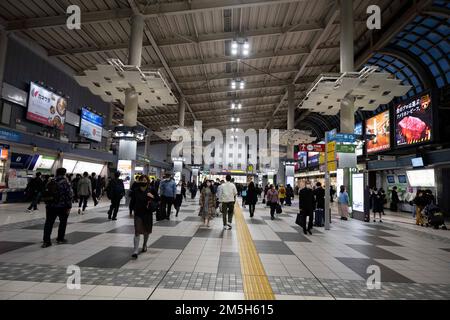 Tokio, Japan. 30. November 2022. Allgemeine Szenen des Bahnhofs Shinagawa, einem großen Bahnhof, der den Süden Tokios entlang der Shinkansen Limited Express-Schnellzüge mit Verbindungen nach JR East und JR Central in ganz Japan bedient. Mit Direktverbindungen nach Nagoya, Osaka, Kyoto, Sendai, Kyushu Island und Hokkaido Island. Der Shinkansen-Hochgeschwindigkeitszug ist der sicherste Nahverkehr der Welt ohne einen einzigen operativen Todesfall, trotz Japans Neigung zu Erdbeben und Naturkatastrophen. Das öffentliche Nahverkehrssystem der Hochgeschwindigkeitszüge ist bei Geschäftsreisenden und sehr beliebt Stockfoto